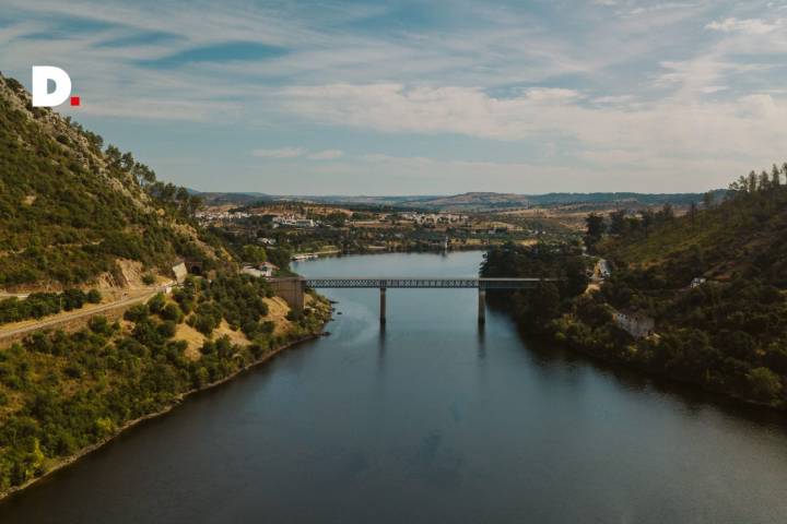 Alto ângulo do monumento natural das Portas do Ródão, um rio com falésias em ambos os lados