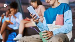 criança a mexer em telemovel