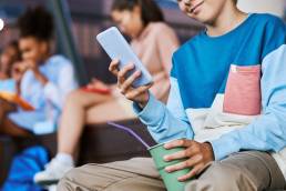 criança a mexer em telemovel